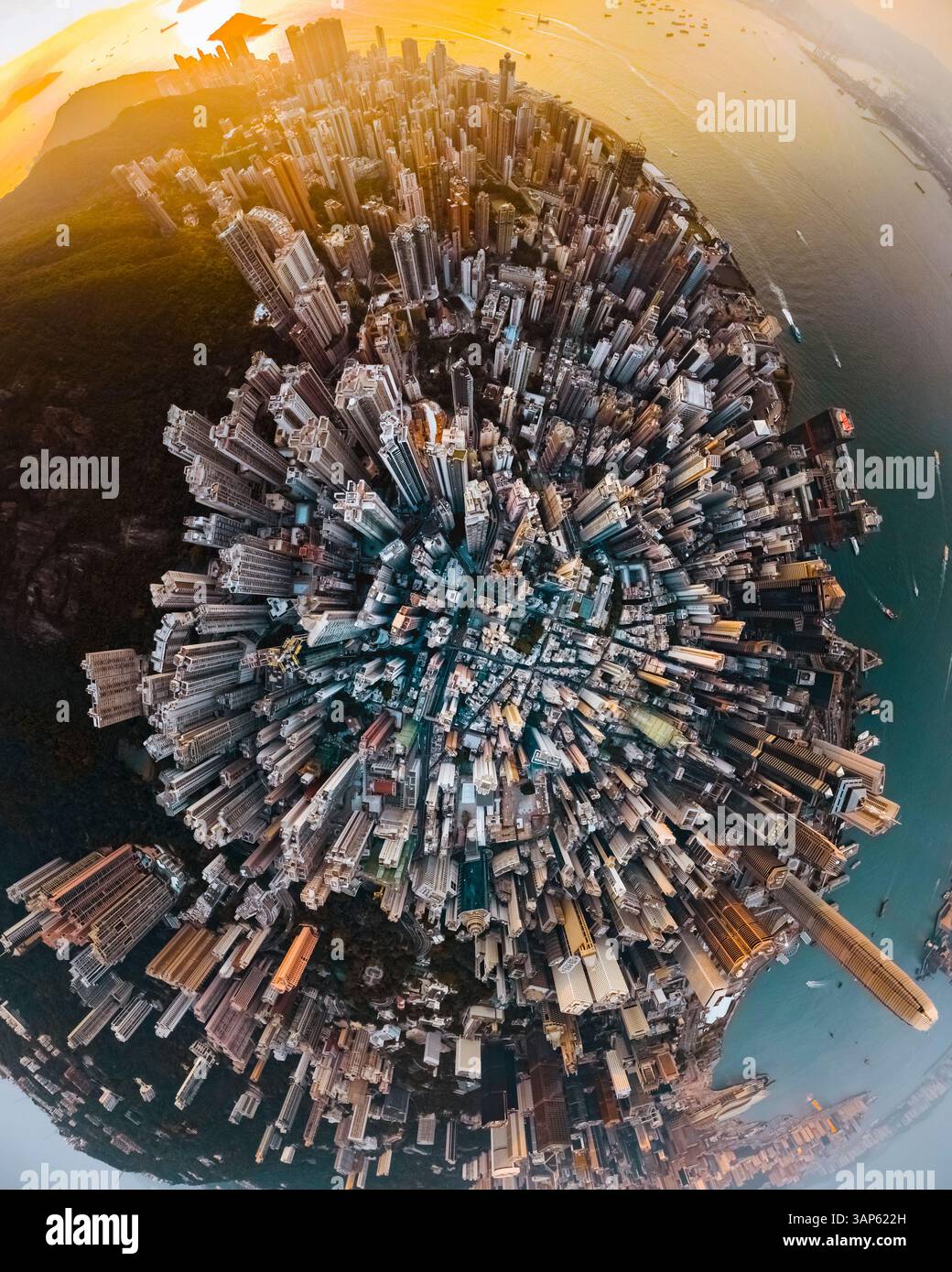 Vista aerea a 360 gradi del centro dell'isola di Hong Kong al tramonto, Cina. Foto Stock