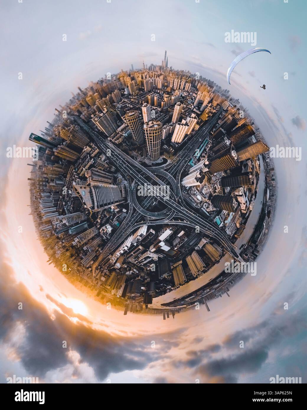 Vista aerea a 360 gradi del centro di Shanghai con una persona che fa parapendio al tramonto, in Cina. Foto Stock