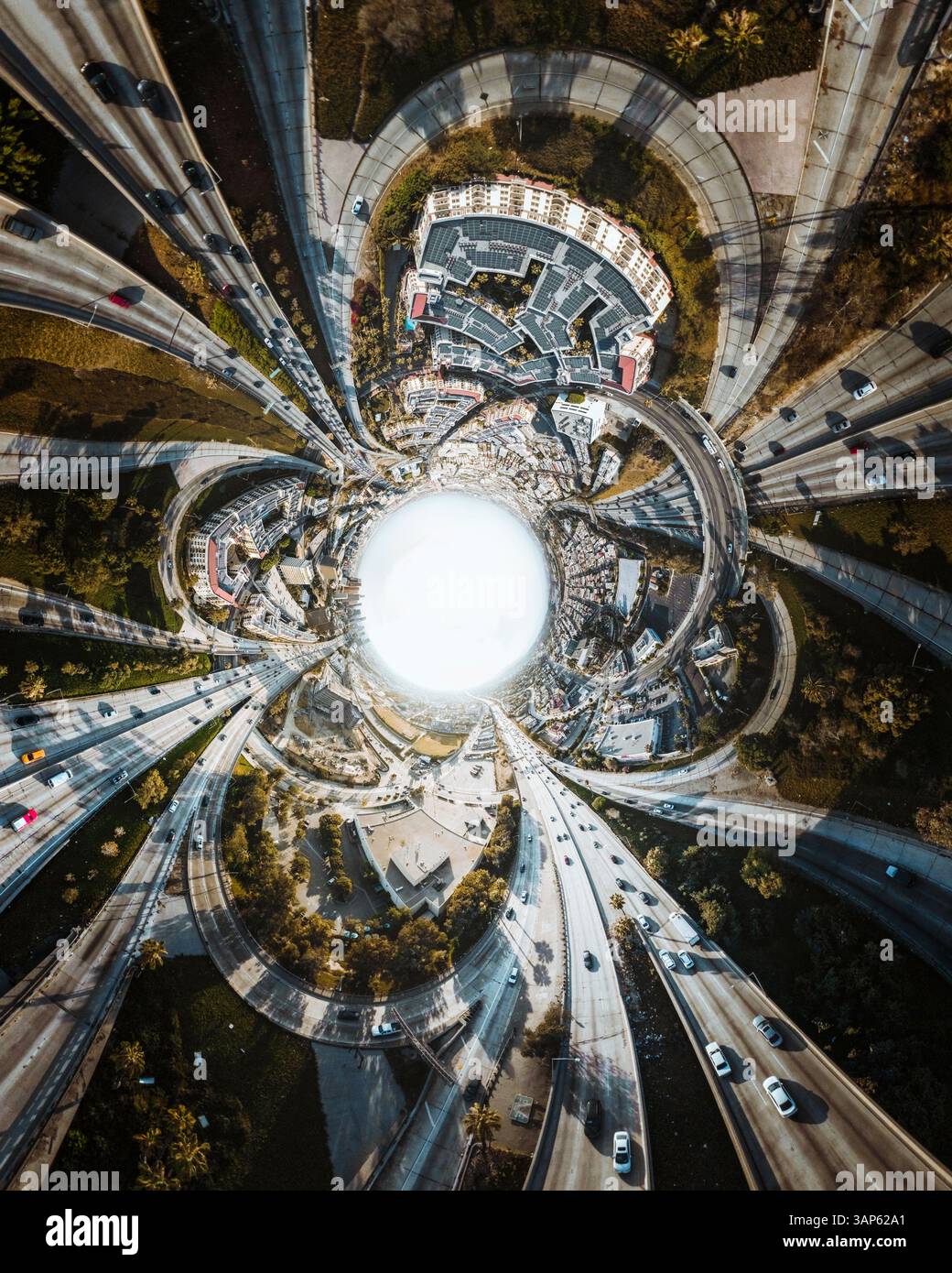 Vista aerea a 360 gradi dei veicoli su uno svincolo autostradale nel centro di Los Angeles, Stati Uniti. Foto Stock