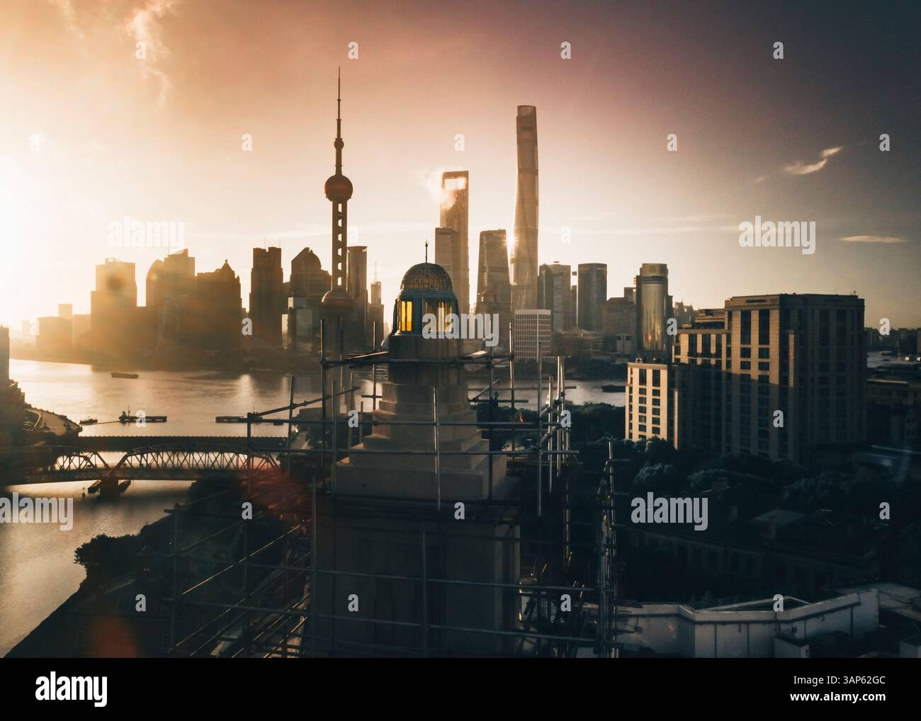 Vista aerea dello skyline di Shanghai all'alba, del quartiere di Huangpu, Shanghai, Cina. Foto Stock