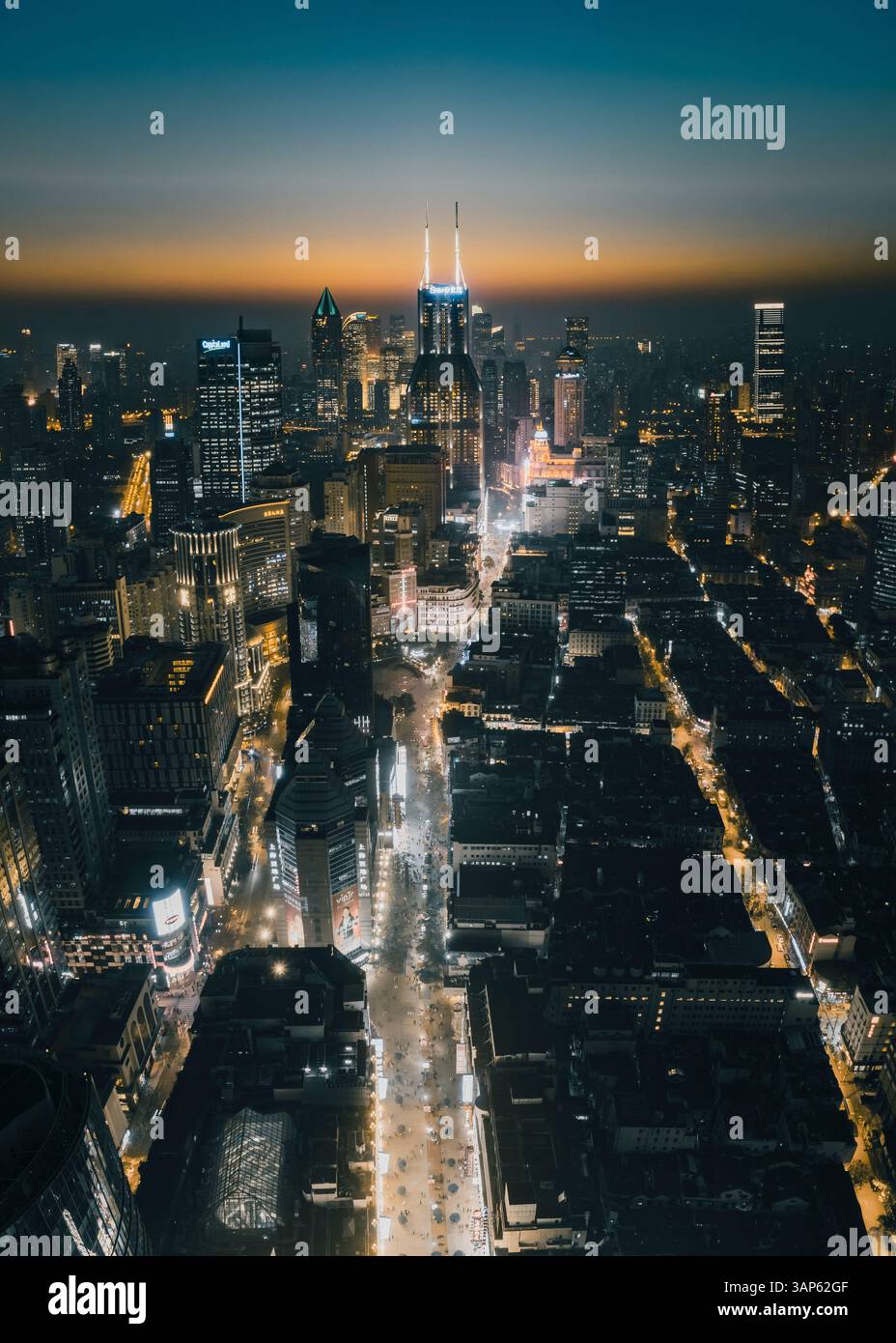 Veduta aerea della principale strada pedonale di Shanghai al crepuscolo, quartiere di Huangpu, Shanghai, Cina. Foto Stock