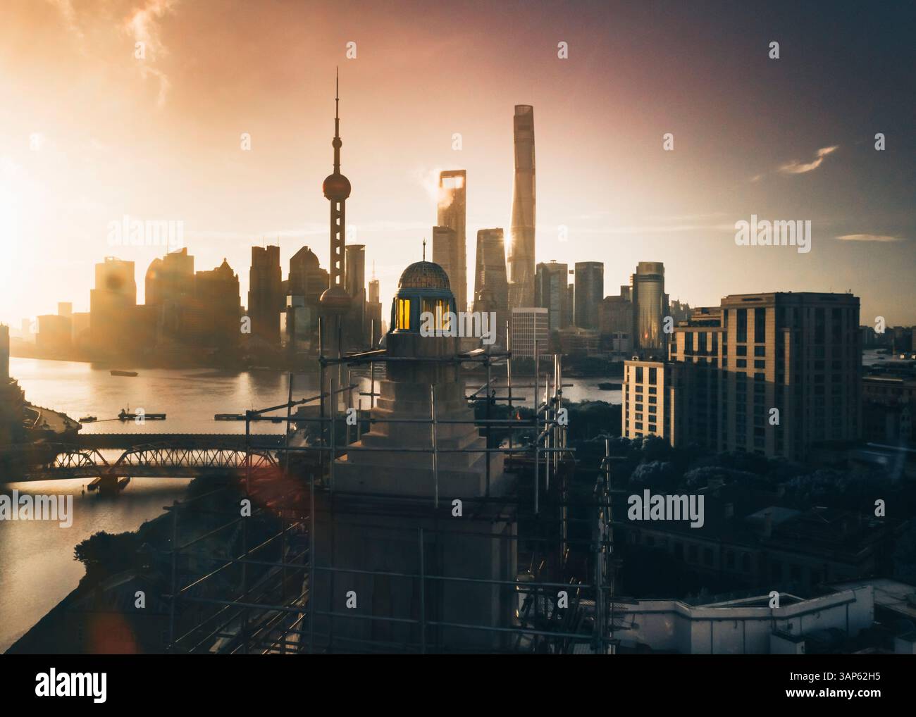 Vista aerea dello skyline di Shanghai all'alba, del quartiere di Huangpu, Shanghai, Cina. Foto Stock