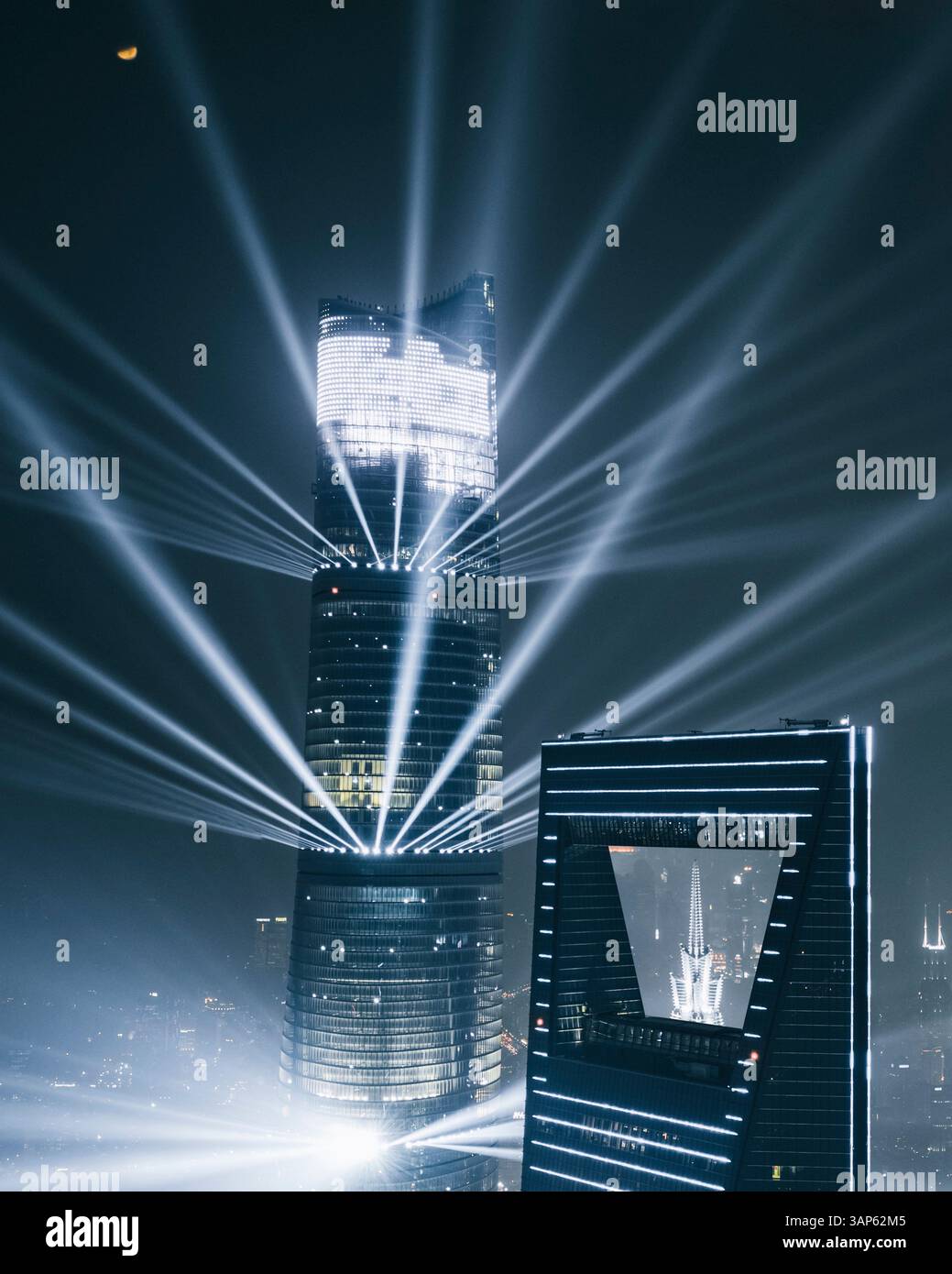 Vista aerea delle luci della città di Shanghai a tarda notte, vista dei moderni grattacieli nel centro di Shanghai, Cina. Foto Stock