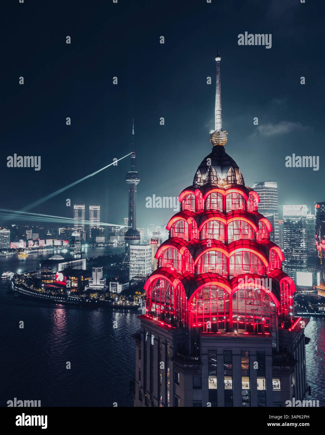 Shanghai, Cina - 29 settembre 2019: Veduta aerea della sommità di un grattacielo illuminato con luci rosse e skyline di Shanghai sullo sfondo, Shanghai, Foto Stock