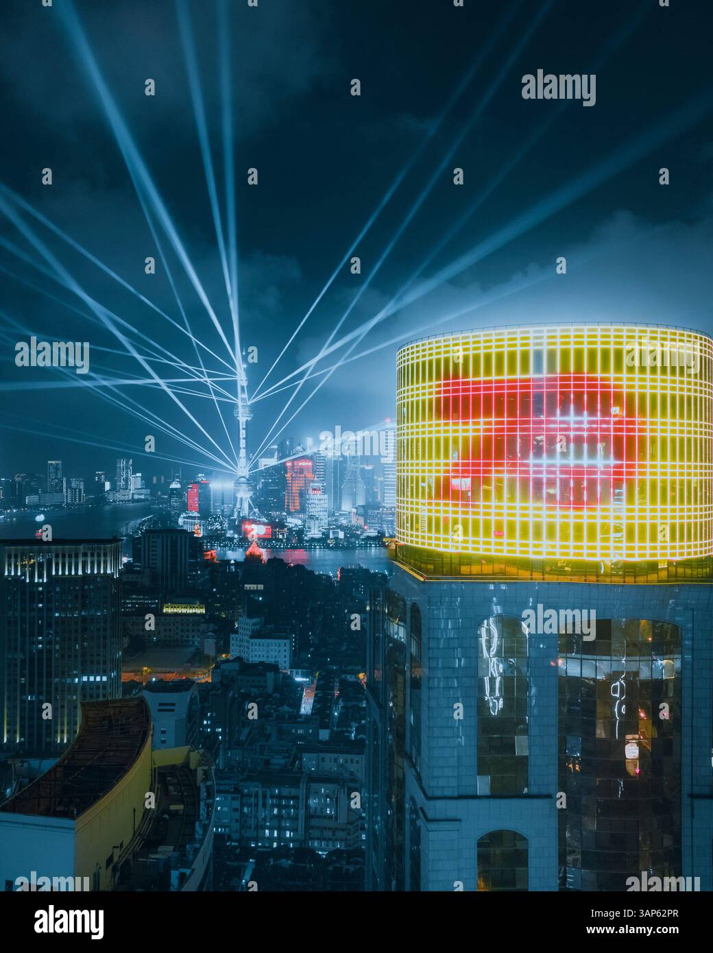 Vista aerea del paesaggio urbano di Shanghai di notte durante il 70° anniversario con la torre celeste illuminata, Shanghai, Cina. Foto Stock