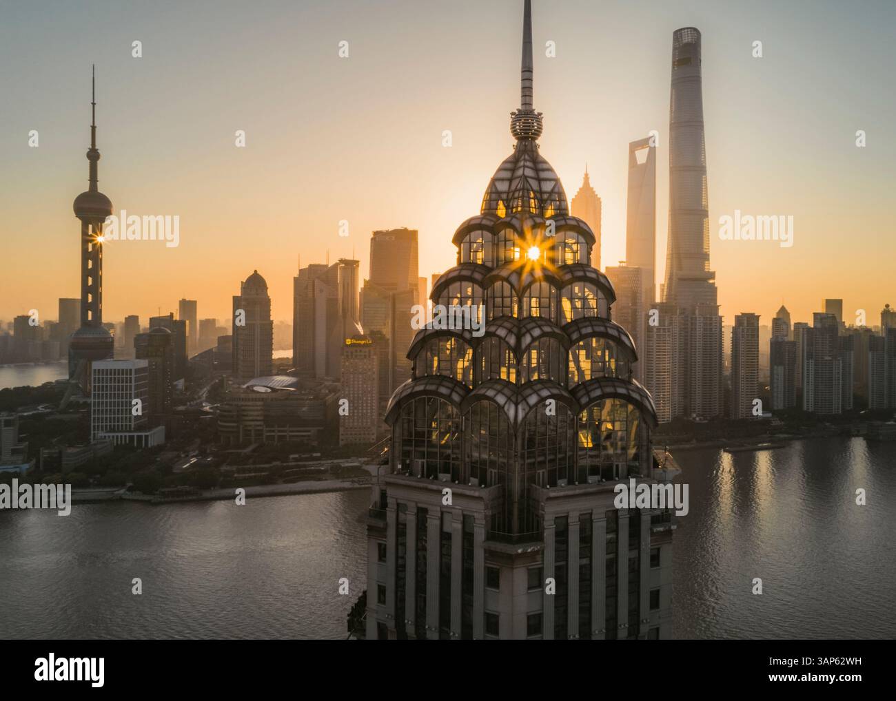Shanghai, Cina, 17 maggio 2017: Vista aerea dello skyline di Shanghai al tramonto con il fiume Huangpu in primo piano, il distretto di Huangpu, Shanghai, Cina. Foto Stock