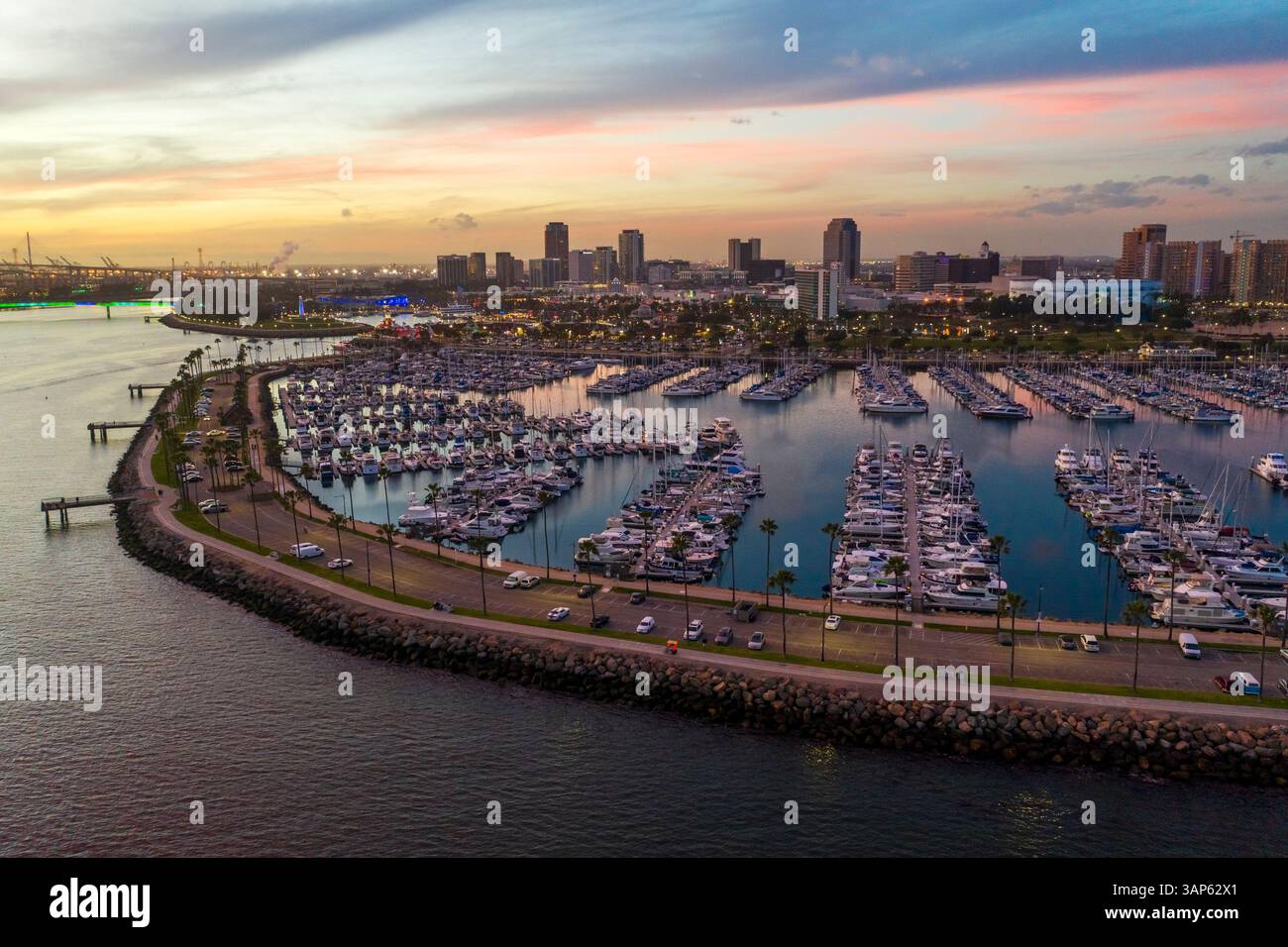 Vista aerea del porticciolo lungo la costa di Long Beach, California, Stati Uniti. Foto Stock