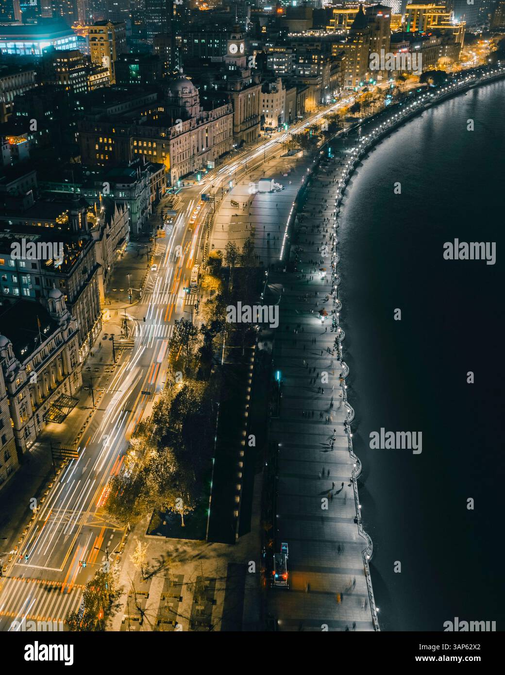 Vista aerea degli edifici di Shanghai lungo il fiume Huangpu di notte, Shanghai, Cina. Foto Stock