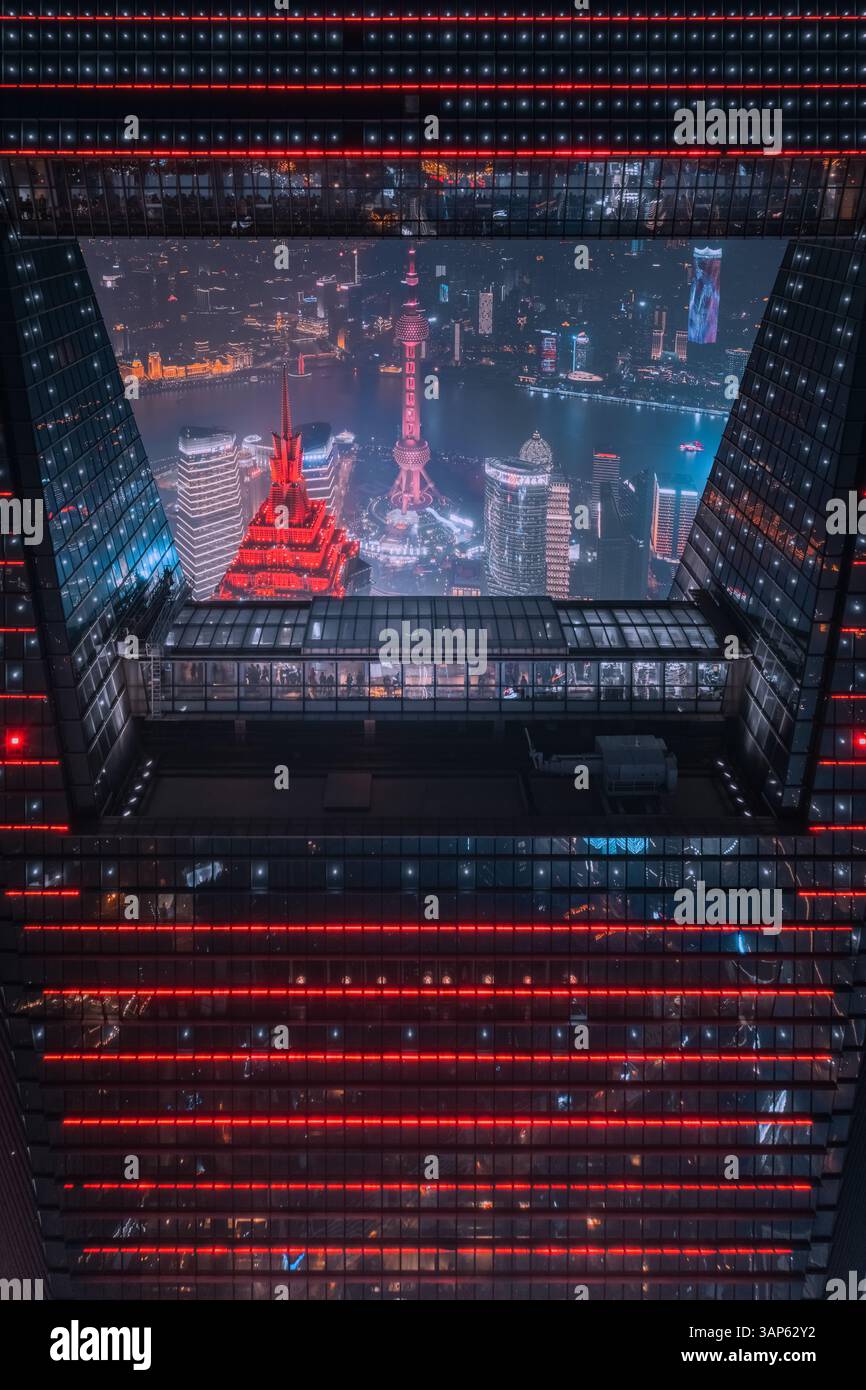 Vista aerea della città con luci accese di notte, Shanghai, Cina Foto Stock