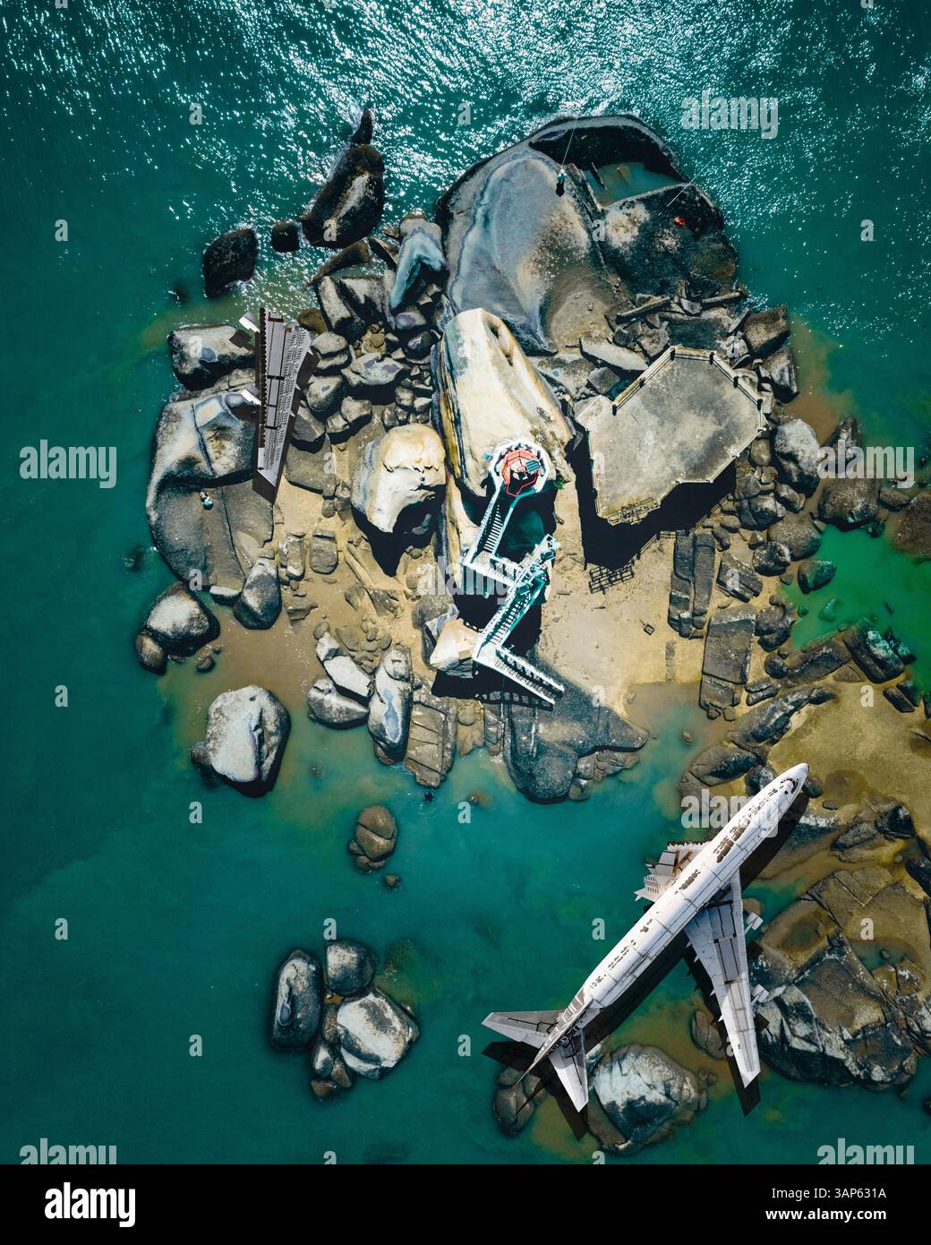 Vista aerea di un aereo commerciale schiantato a terra lungo il fiume sulle rocce, Xiamen, Cina. Foto Stock
