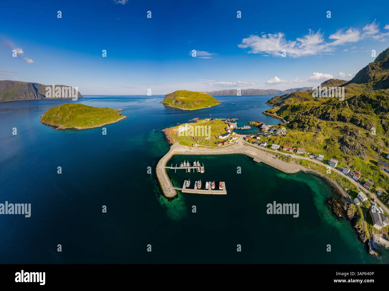 Vista aerea della splendida isola Senja con acque tranquille e aspre montagne, Lofoten, Norvegia. Foto Stock