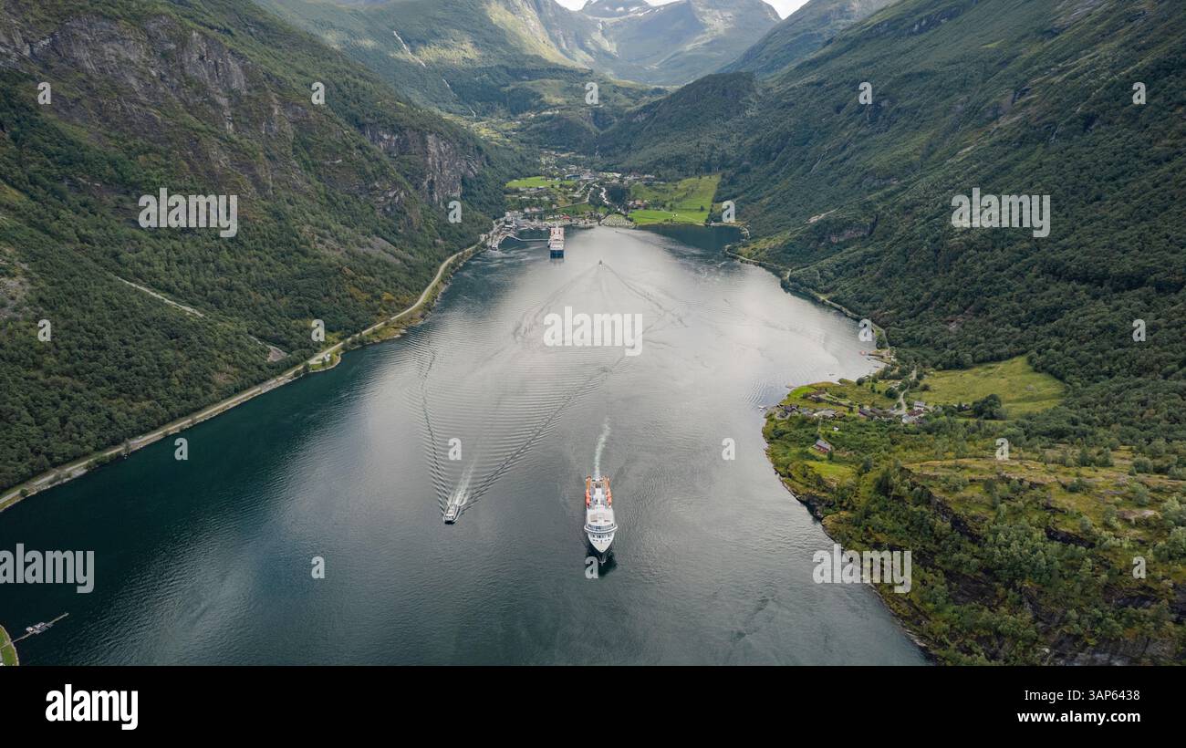 Veduta aerea dello splendido Gierangerfjord con sereno corso d'acqua e maestose montagne, altro og Romsdal, Norvegia. Foto Stock