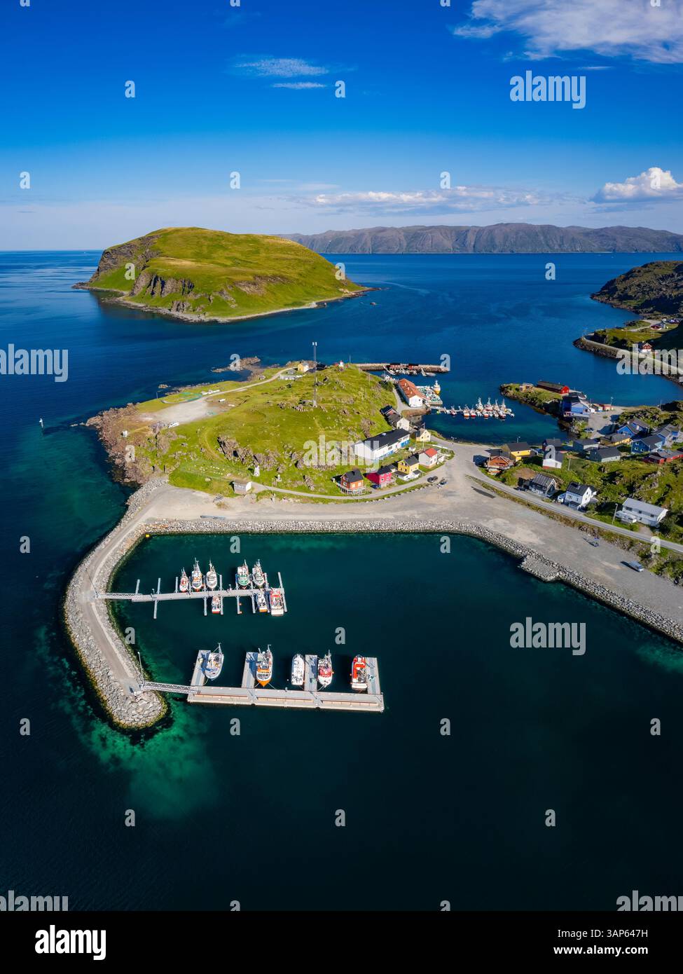 Vista aerea della panoramica isola di Senja con tranquillo porto e pittoresche barche, Lofoten, Norvegia. Foto Stock