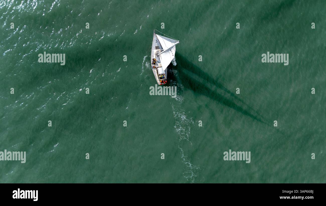 Nelson, nuova Zelanda - 20 novembre 2024: Veduta aerea di una corsa a vela con barche a vela sulle acque turchesi dell'oceano, Glenduan, Nelson, nuova Zelanda. Foto Stock
