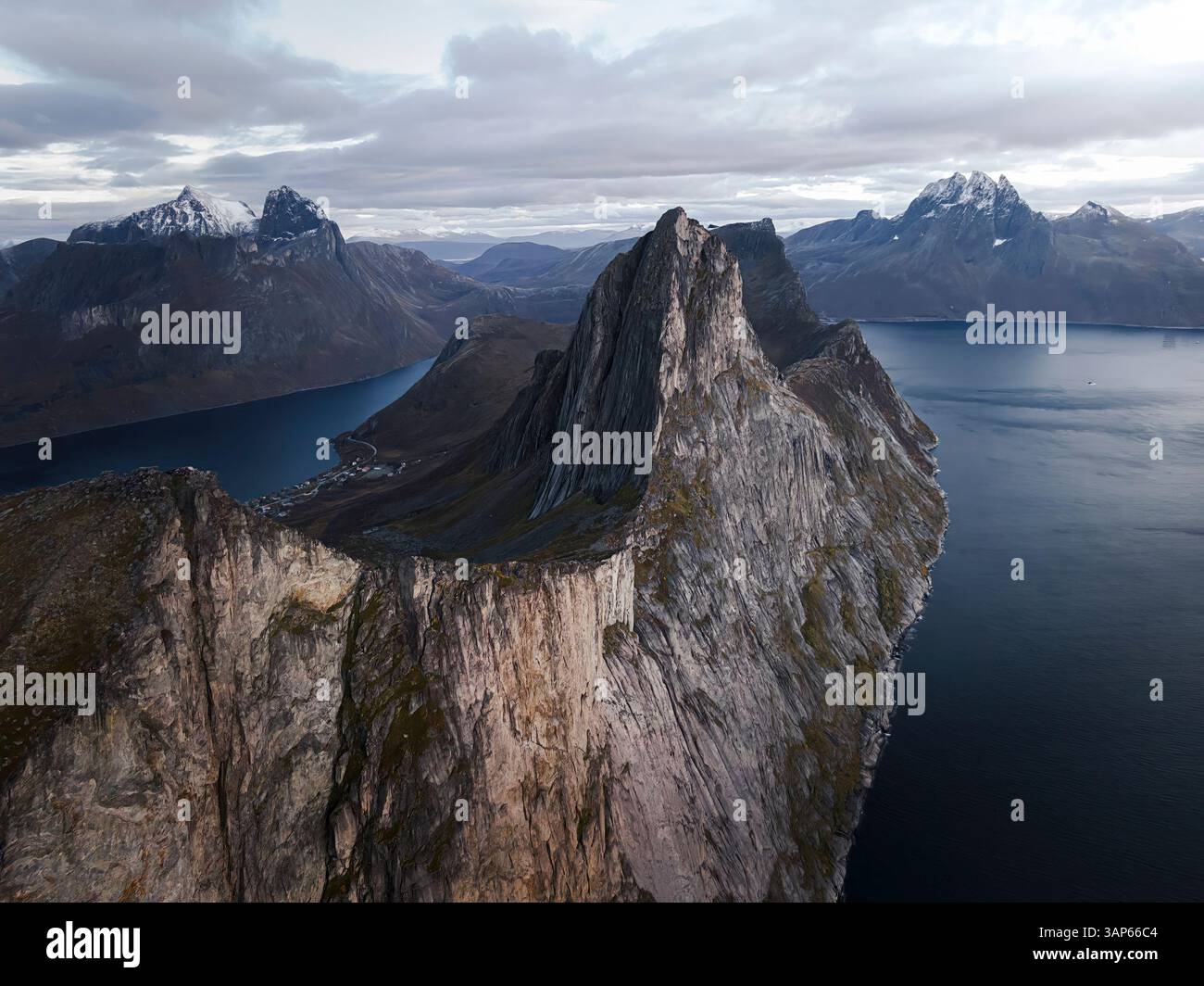 Vista aerea del monte Segla a Fjordgard, dell'isola Senja, Lenvik, Troms, Norvegia. Foto Stock