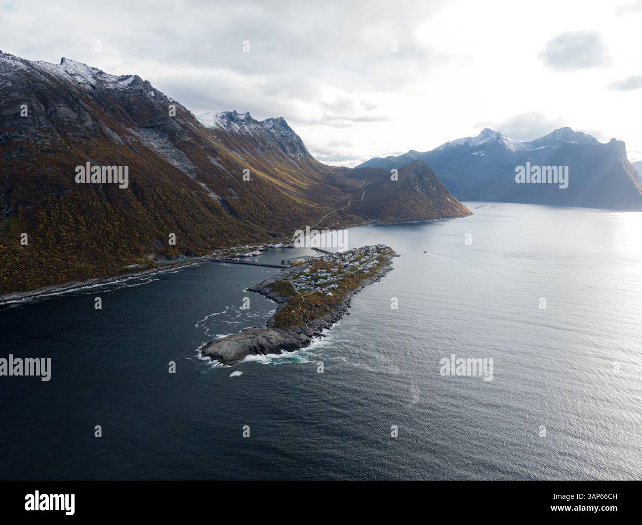 Vista aerea dell'isola di Husoy a Oyfjorden, Senja Island, Lenvik, Troms, Norvegia. Foto Stock
