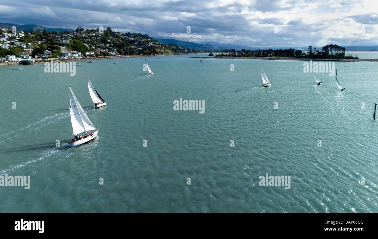 Nelson, nuova Zelanda - 20 novembre 2024: Vista aerea della corsa a vela con barche a vela in acque tranquille e una splendida costa, Stepneyville, nuova Zea Foto Stock