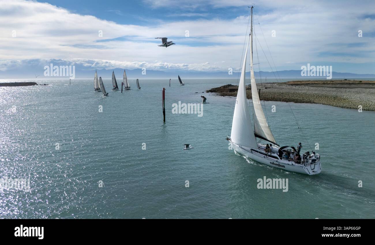 Vista aerea della corsa a vela con barche a vela e yacht sull'oceano blu calmo, Glenduan, nuova Zelanda. Foto Stock