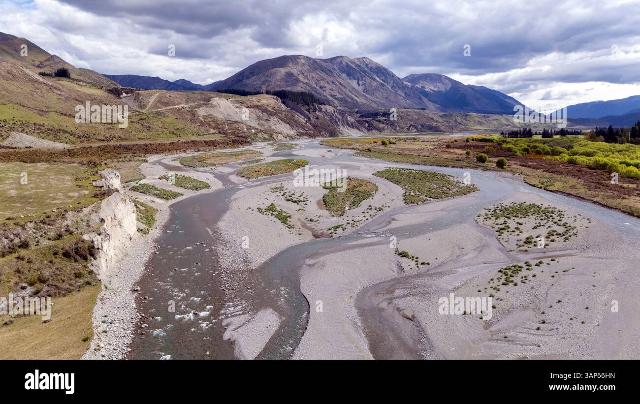Vista aerea delle maestose montagne e di un fiume tortuoso in una valle tranquilla, la regione di Buller, nuova Zelanda. Foto Stock