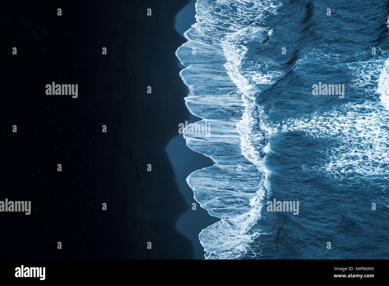 Vista aerea delle onde serene e pittoresche che che si infrangono sulla tranquilla riva di una splendida spiaggia, il Mirador de la Playa de Nogales, Santa Cruz de la Palm Foto Stock