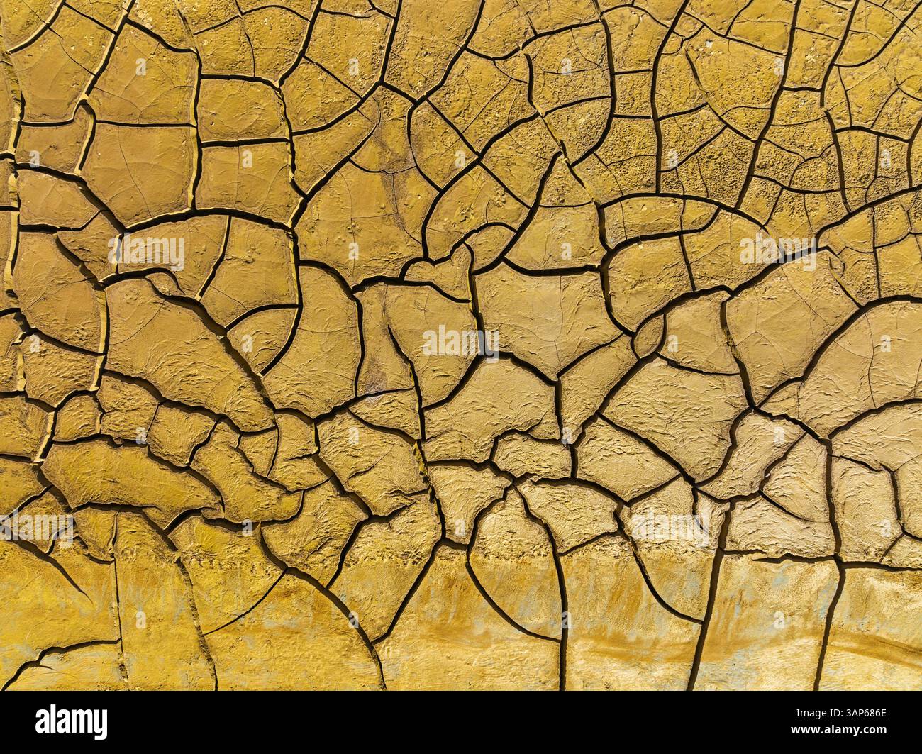 Vista aerea della terra incrinata con texture e motivi intricati, Rio Tinto, Huelva, Spagna. Foto Stock