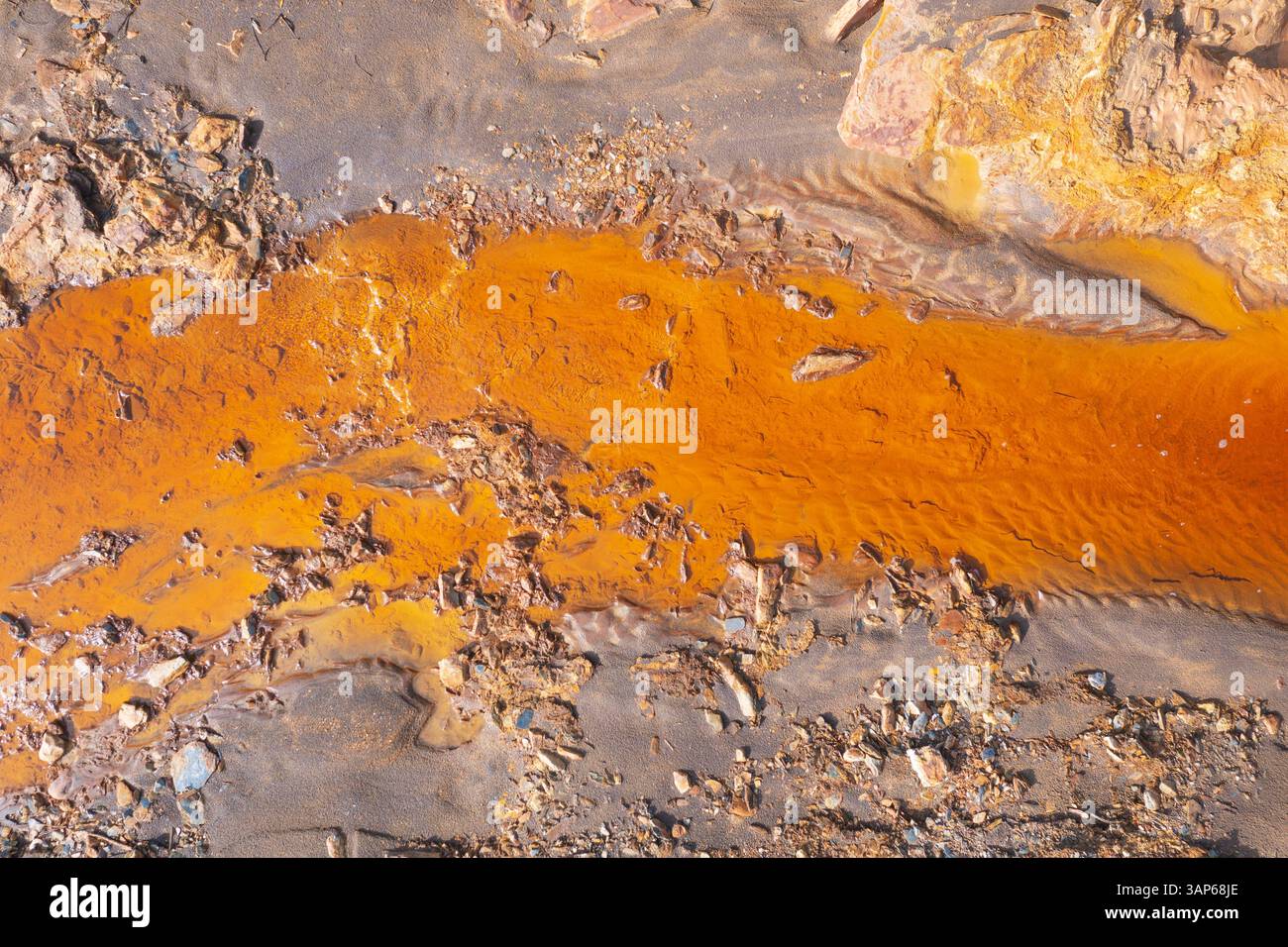 Veduta aerea delle vibranti acque arancioni del Rio Tinto con impressionanti formazioni geologiche e terreni accidentati, Minas de Riotinto, provincia de Huelva, S. Foto Stock