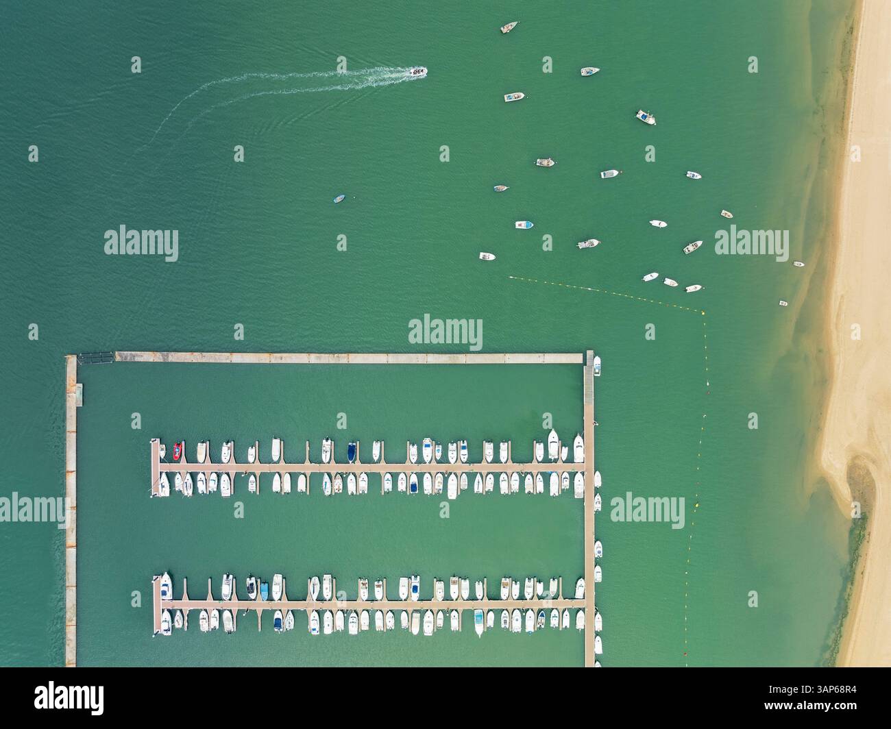 Vista aerea dei moli della Marina alla foce del fiume Piedras. Vista aerea. Colpo di drone. Provincia di Huelva, Andalusia, Spagna. Foto Stock