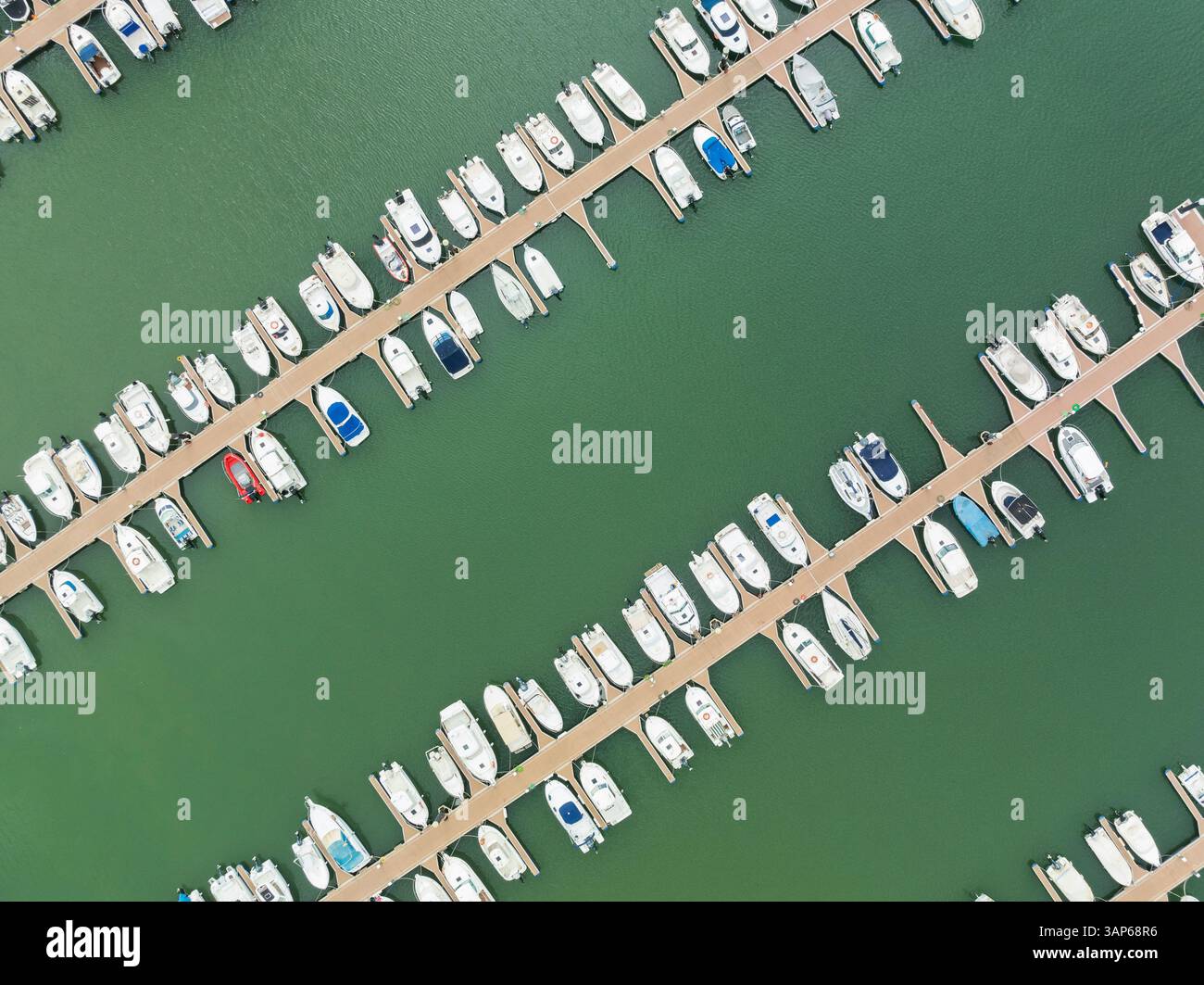 Vista aerea dei moli della Marina alla foce del fiume Piedras. Vista aerea. Colpo di drone. Provincia di Huelva, Andalusia, Spagna. Foto Stock