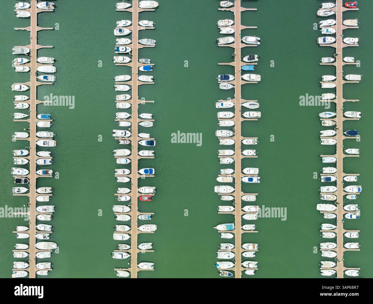 Vista aerea dei moli della Marina alla foce del fiume Piedras. Vista aerea. Colpo di drone. Provincia di Huelva, Andalusia, Spagna. Foto Stock
