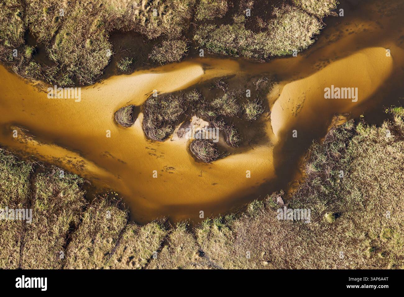 Vista aerea del fiume Gomoti con i suoi canali, le isole e la palude di acqua dolce adiacente, il Delta dell'Okavango, la riserva di Moremi, il Botswana. Foto Stock