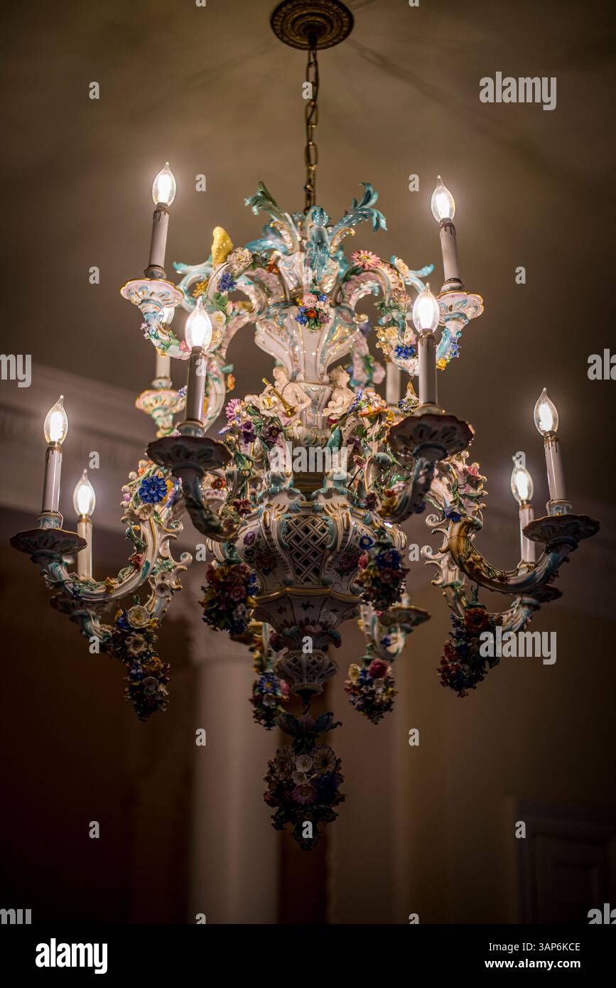 Elegante lampadario decorato con accenti floreali che illuminano la sala Foto Stock