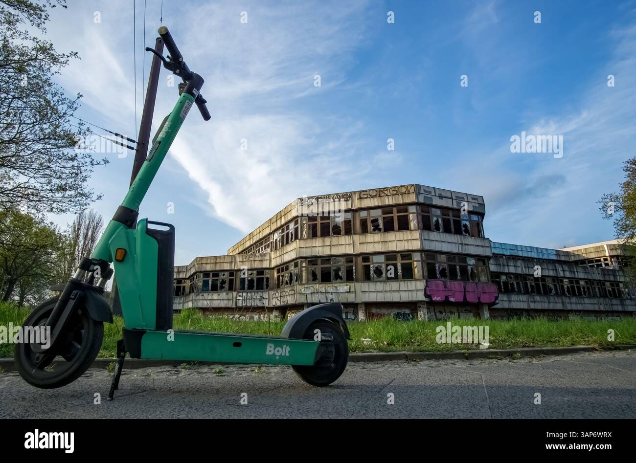 Bolt e-scooter parcheggiato dal decadente DDR Sporthotel Hohenschönhausen, un popolare luogo perduto a Berlino, in Germania. Foto Stock