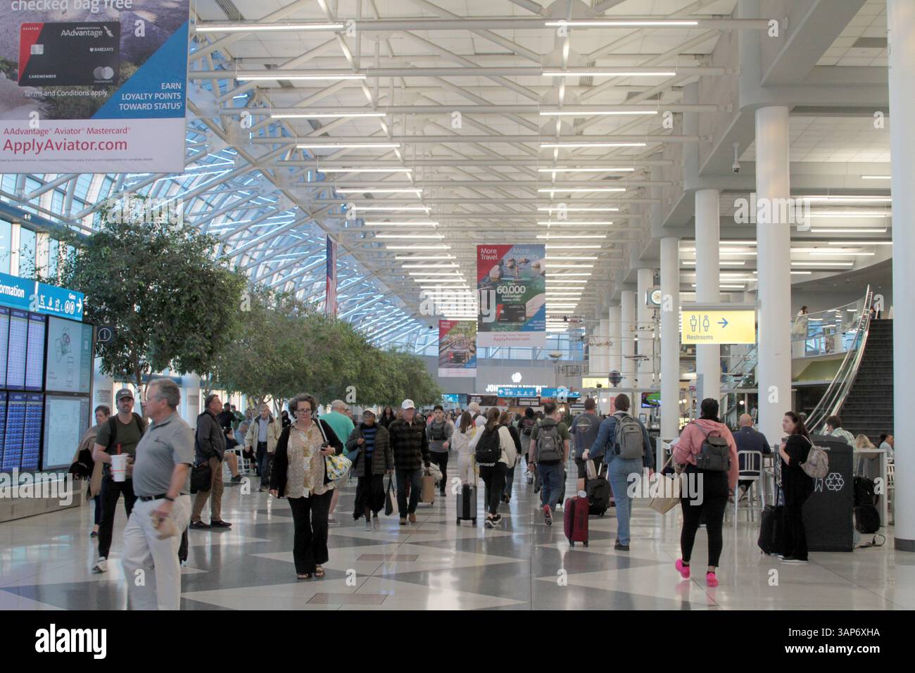 Charlotte, North Carolina, Stati Uniti. Viaggiatori nell'atrio dell'aeroporto internazionale Douglas di Charlotte. Foto Stock