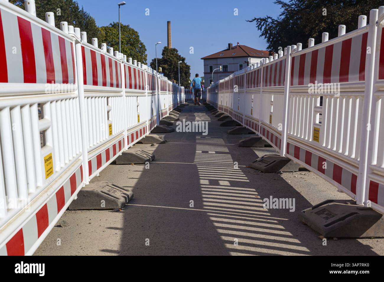 Protezione del cantiere per percorso pedonale recinzioni da costruzione Foto Stock