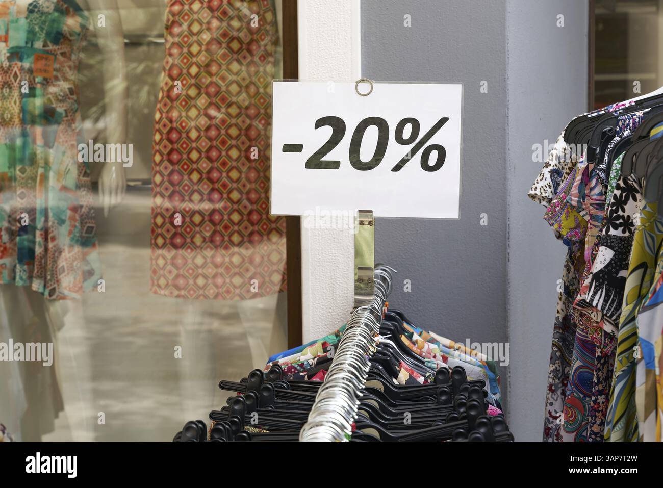 Avviso di abbigliamento a prezzo ridotto presso un negozio Foto Stock