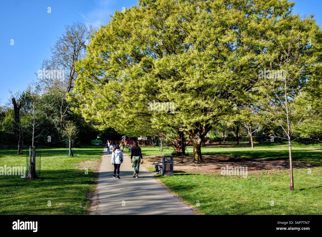Memorial Park, Pinner, Borough of Harrow, Londra, Inghilterra, REGNO UNITO Foto Stock