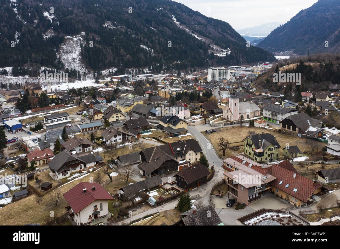 Immagine droni, edifici residenziali, veduta della città, Radenthein, Gegendtal, Carinzia, Austria, Europa Foto Stock
