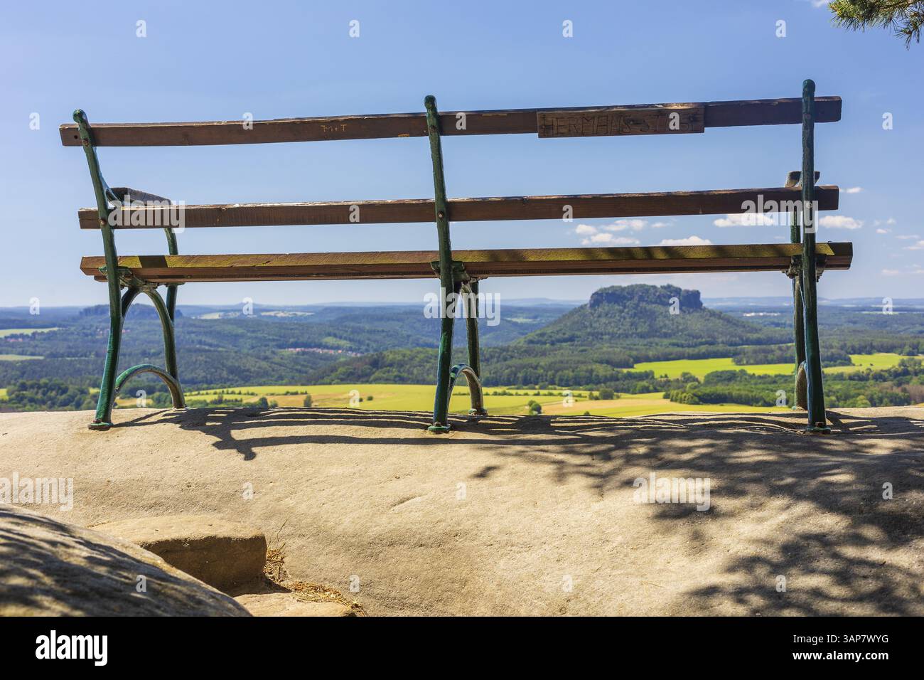Banchina presso il punto panoramico Waitzdorfer Aussicht con vista sul Pfaffenstein e Lilienstein, Hohnstein, Svizzera sassone, Sassonia, Germania, Europa Foto Stock
