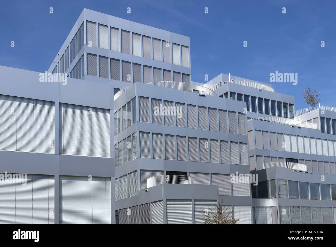 Edificio commerciale sul retro dell'aeroporto Circle Zurich, Kloten, Svizzera, Europa Foto Stock