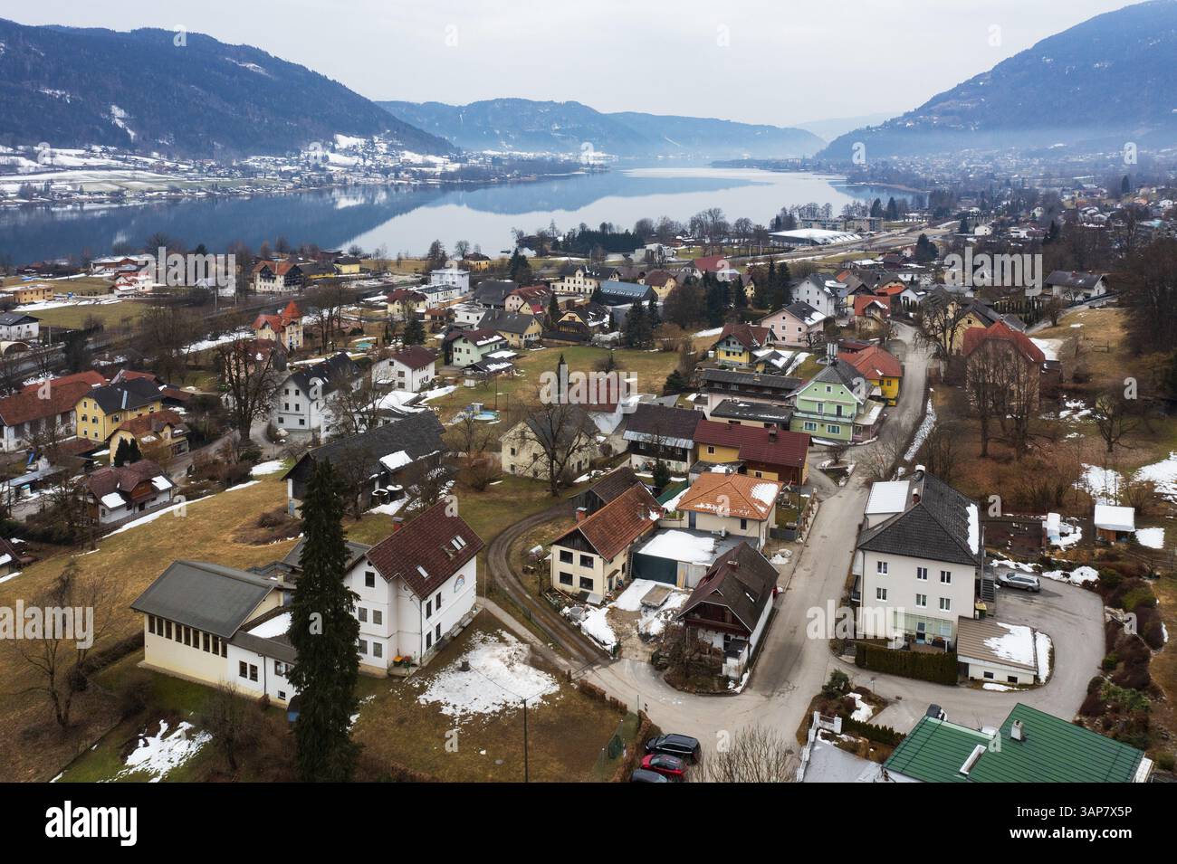 Immagine droni, edifici residenziali, vista del villaggio, Steindorf am Lake Ossiach, Carinzia, Austria, Europa Foto Stock
