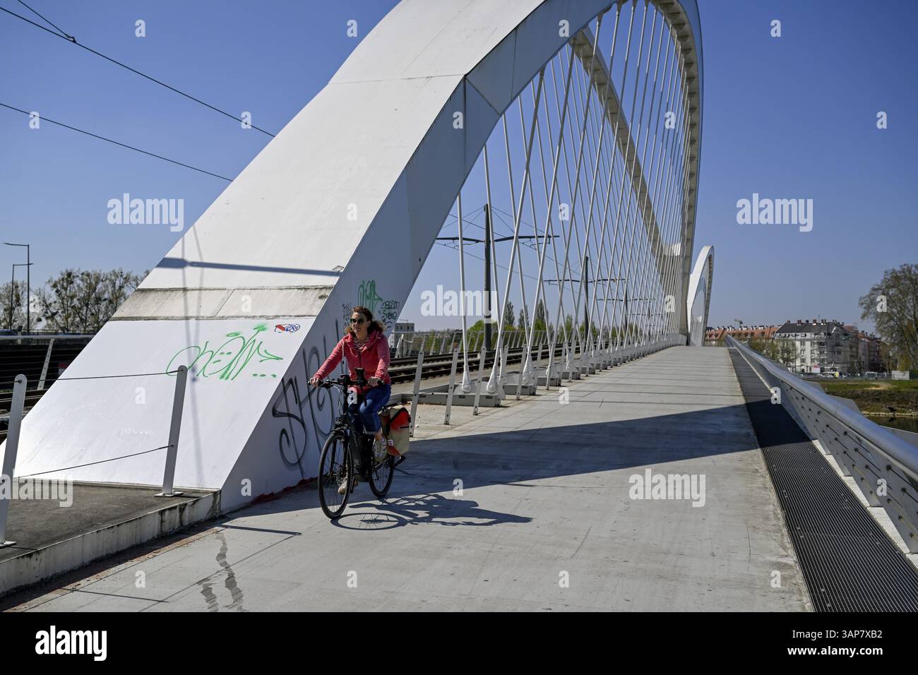 Ciclista sul ponte Beatus-Rhenanus, ponte del tram sul Reno, Kehl, Ortenaukreis, Baden-Wuerttemberg, Germania, Europa Foto Stock