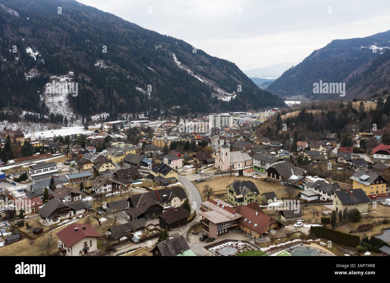 Immagine droni, edifici residenziali, veduta della città, Radenthein, Gegendtal, Carinzia, Austria, Europa Foto Stock