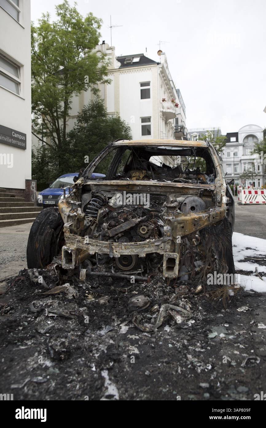 Macchina bruciata dopo un altro attacco doloso del G20 nel 2018 Foto Stock