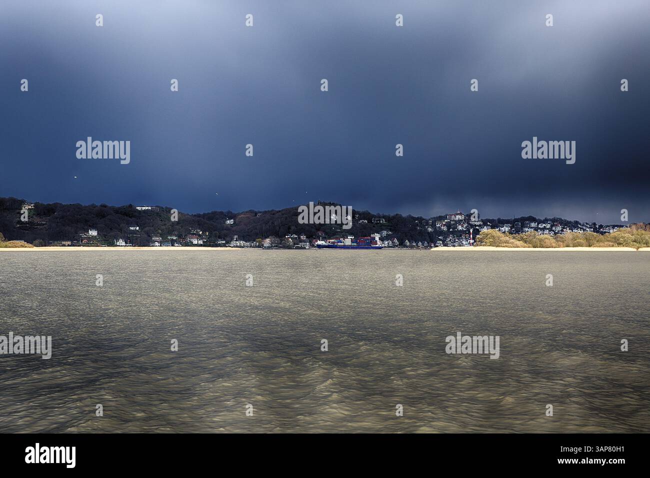 Il distretto di Amburgo di Blankenese visto dall'altra parte dell'Elba, 2016 Foto Stock