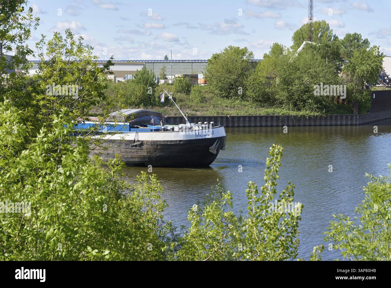 La chiatta, nave da carico Medem nel canale di diramazione nel porto di Magdeburgo in Germania Foto Stock