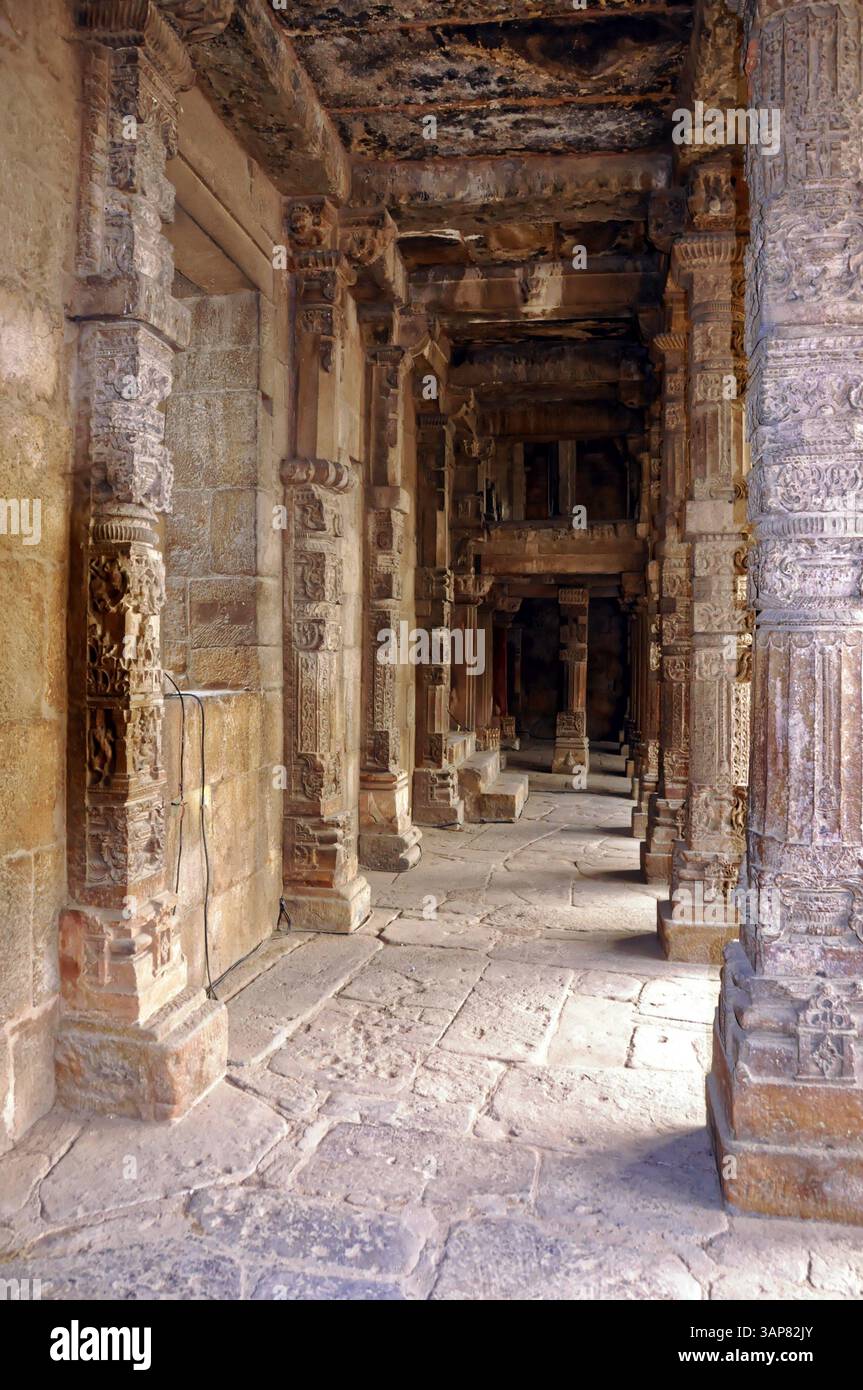 Colonnade, Moschea di Quwwat-ul-Islam, Delhi, India del Nord, Asia, interni decorati con colonne in pietra e dettagli accuratamente scolpiti, Rajasthan, India, Asia Foto Stock