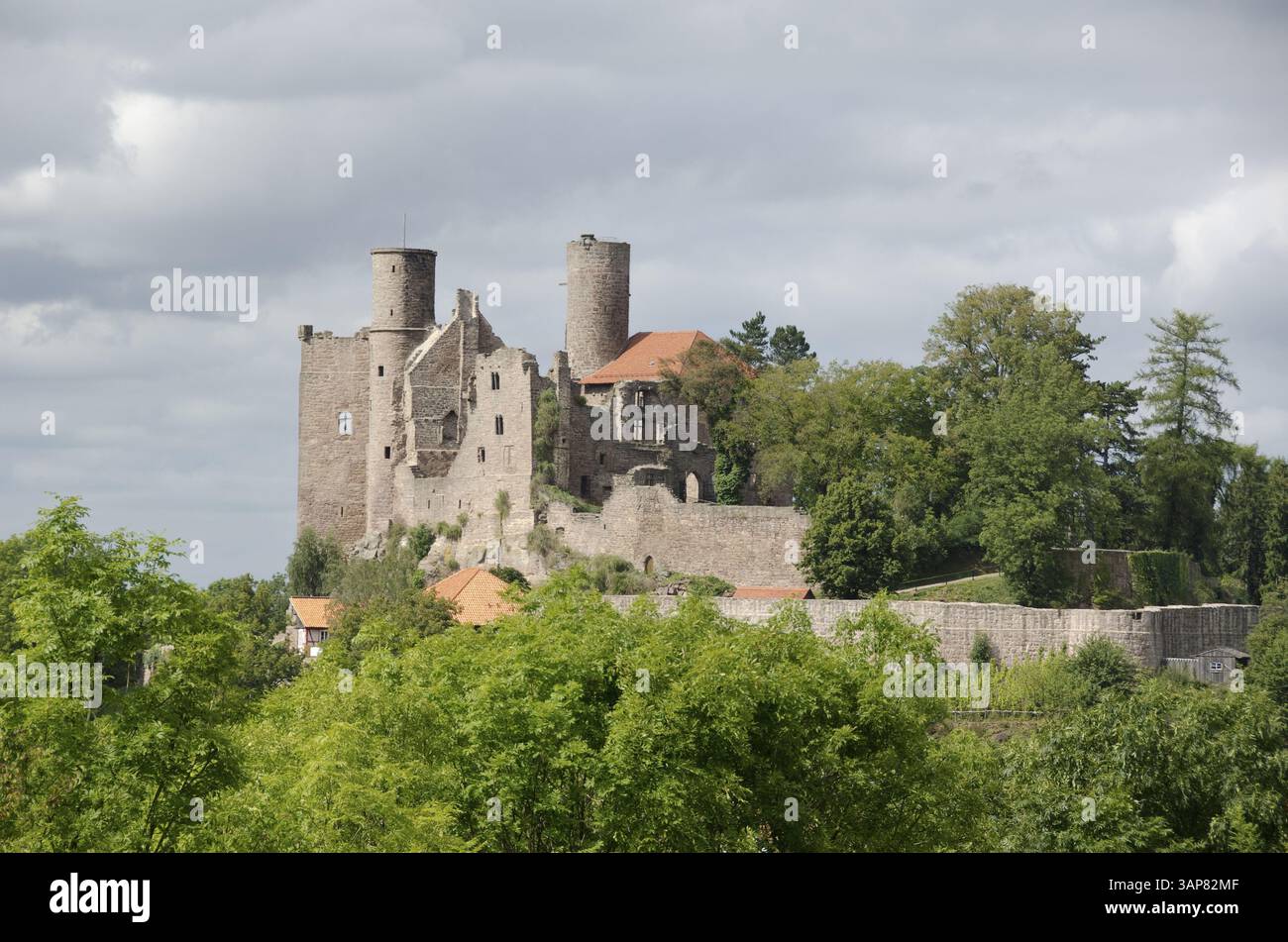 Il castello di Hanstein in Turingia, Germania, una delle più grandi rovine medievali della Germania, Bornhagen nell'Eichsfeld, Germania, Europa Foto Stock