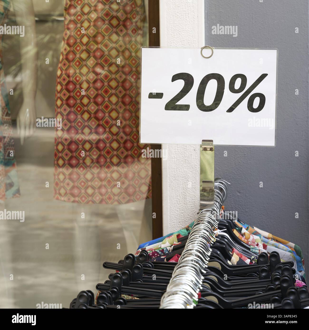 Avviso di abbigliamento a prezzo ridotto in un negozio in Italia Foto Stock