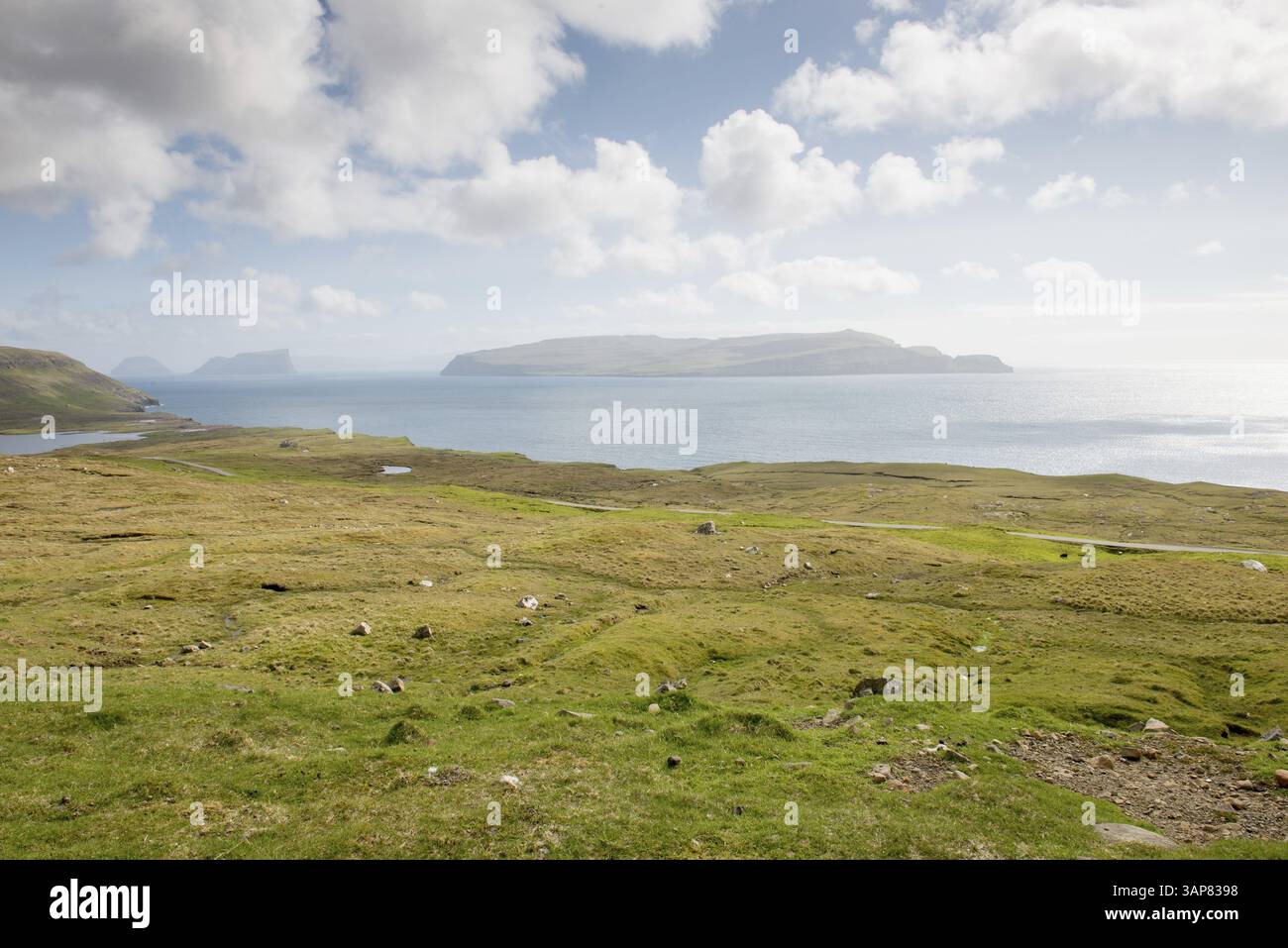 Paesaggio tipico delle Isole Faroe, con erba verde e rocce su Sandoy vicino a Sandur, Sandur, Isole Faroe, Danimarca, Europa Foto Stock
