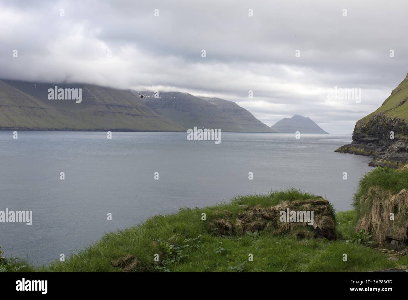 Paesaggio tipico delle Isole Faroe visto da Kalsoy con prato verde, Kalsoy, Isole Faroe, Danimarca, Europa Foto Stock